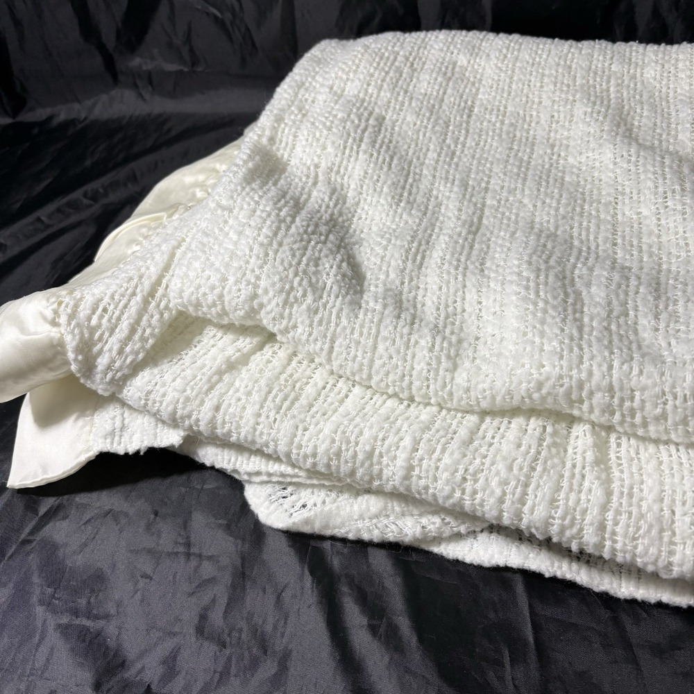 Vtg White Satin Trim Acrylic Waffle Weave Blanket 76x82" - Picture 2 of 8